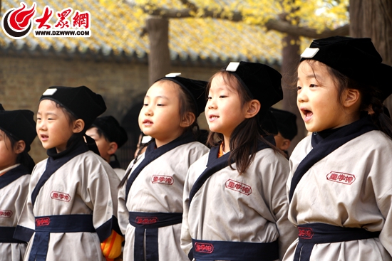 1小朋友背诵《弟子规》 1小朋友背诵《弟子规》