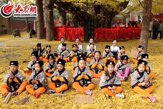 小朋友们席地而坐 小朋友们席地而坐