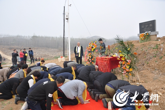 来自天津和河南两地的四十余位莒姓后人齐聚浮来山,拜谒祖先