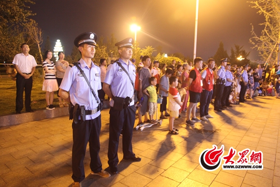 巡警大队、城关派出所和店子集派出所民警按照晚会任务分工,听从指挥、坚守岗位、文明值勤 巡警大队、城关派出所和店子集派出所民警按照晚会任务分工,听从指挥、坚守岗位、文明值勤