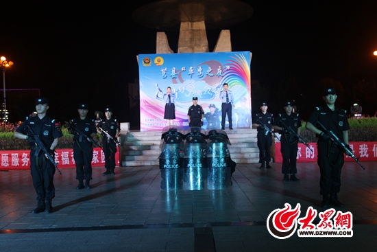 晚会在消防大队的节目《中国龙》中拉开帷幕,民警用实际案例编写的快板《擦亮你的眼》赢得观众阵阵掌声 晚会在消防大队的节目《中国龙》中拉开帷幕,民警用实际案例编写的快板《擦亮你的眼》赢得观众阵阵掌声