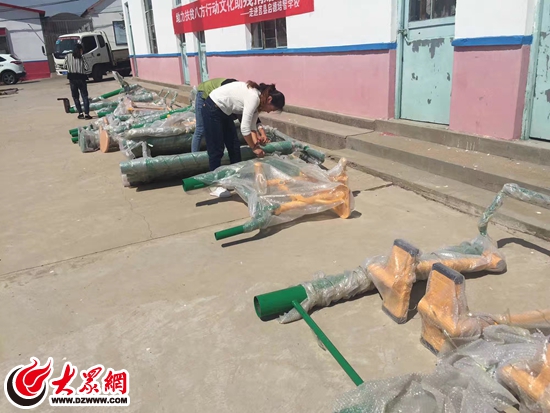 拆开器材外包装 拆开器材外包装