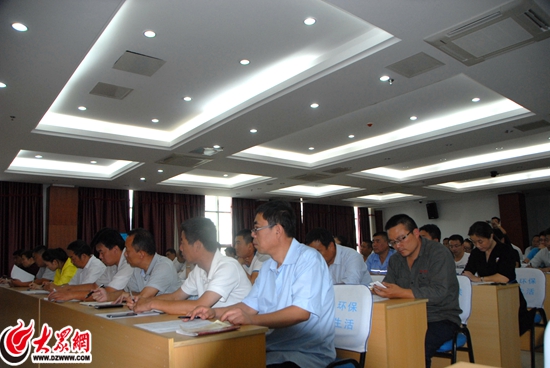 与会人员正在认真学习会议内容 与会人员正在认真学习会议内容