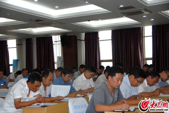 与会人员正在认真做笔记 与会人员正在认真做笔记