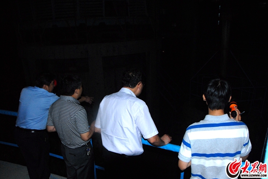 夜查小组正在查看淤泥河水质情况 夜查小组正在查看淤泥河水质情况