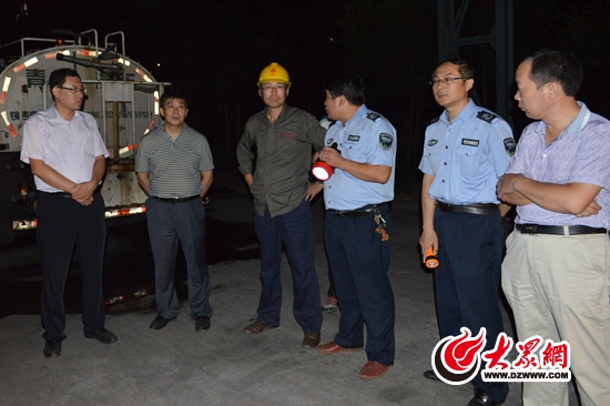 夜查小组正在对企业负责人进行询问 夜查小组正在对企业负责人进行询问