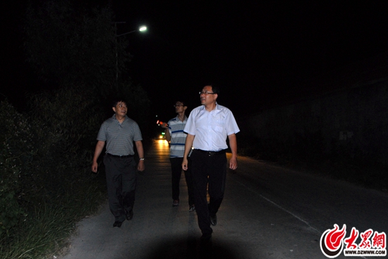 夜查小组正在淤泥河流域附近进行检查 夜查小组正在淤泥河流域附近进行检查