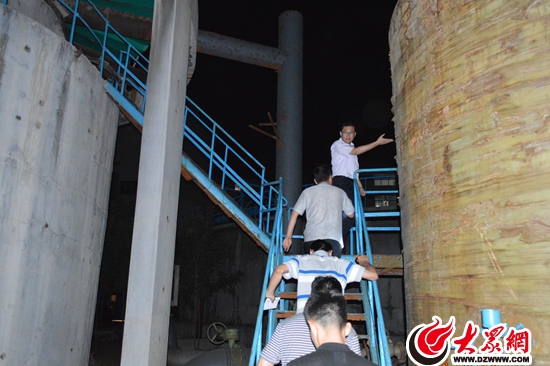 正在带领执法人员对华泰造纸厂进行夜查 正在带领执法人员对华泰造纸厂进行夜查