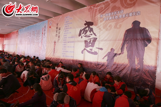 活动现场一角,父爱无边映衬了现场的感人画面 活动现场一角,父爱无边映衬了现场的感人画面