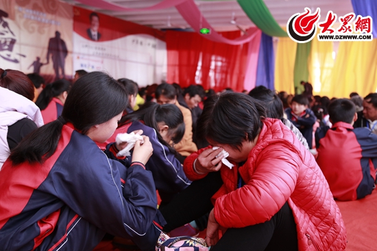 此时无声胜有声,心动、感动在这一刻全都化作泪水 此时无声胜有声,心动、感动在这一刻全都化作泪水