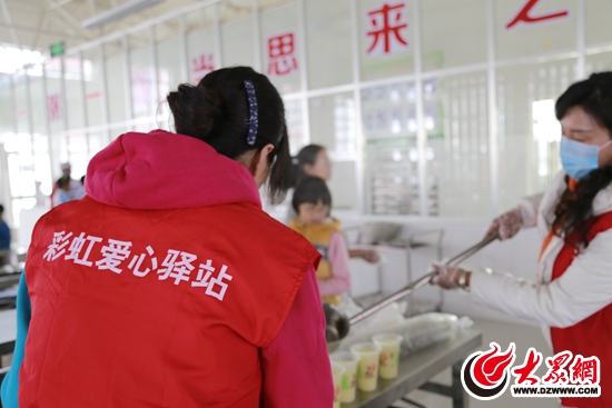 爱心公益组织在进行午餐分配中 爱心公益组织在进行午餐分配中