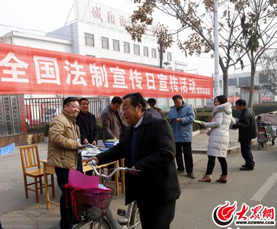 莒县城阳街道司法所、法律服务所工作人员向过往群众发放宣传手册 莒县城阳街道司法所、法律服务所工作人员向过往群众发放宣传手册