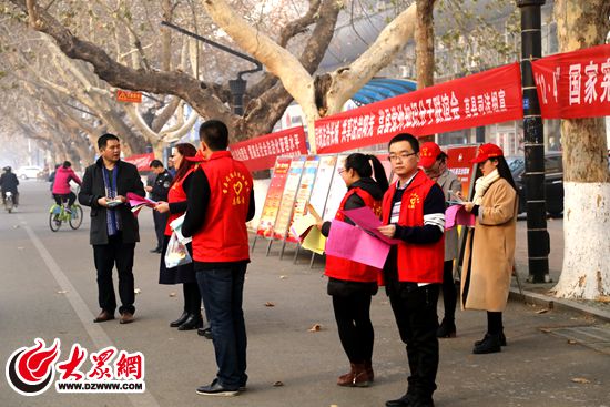 莒县司法局法律援助志愿者在宣传 莒县司法局法律援助志愿者在宣传