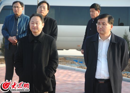 莒县县委常委、县委书记孟青,县委副书记、县长费立志在听取汇报 莒县县委常委、县委书记孟青,县委副书记、县长费立志在听取汇报