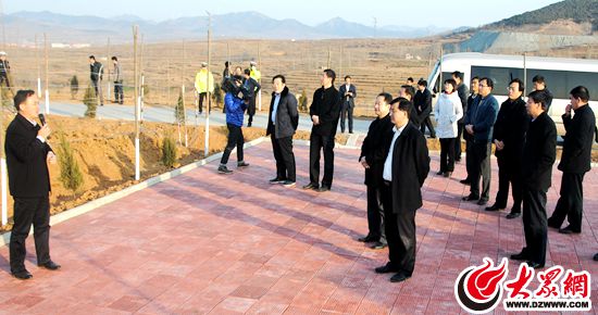 黄山樱桃风景园项目现场,桑园镇党委书记伦智杰向观摩团领导进行汇报 黄山樱桃风景园项目现场,桑园镇党委书记伦智杰向观摩团领导进行汇报