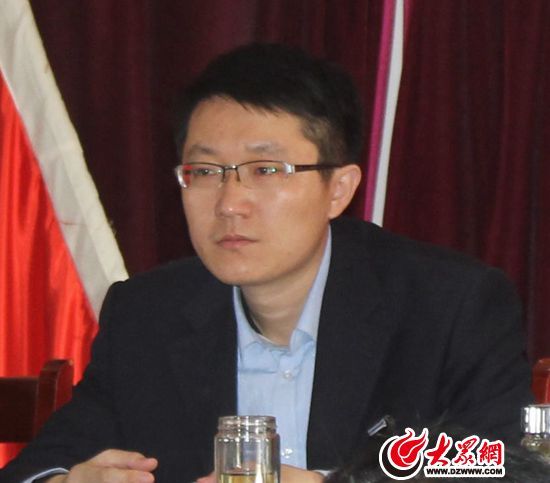 莒县阎庄镇党委副书记,镇长陈国强主持会议