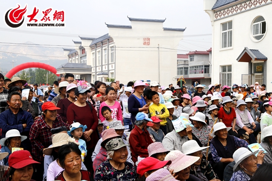 现场观看演出的观众 现场观看演出的观众