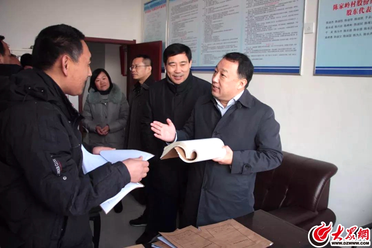 镇党委书记董瑞鹏陪同活