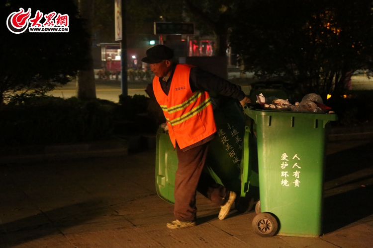 环卫工人夜间清运垃圾