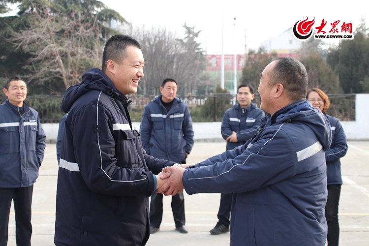 莒县公共交通邀请全国五一劳动奖章获得者于义睦与驾驶员交流"公交