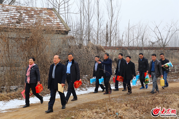 米面油等慰问品及节目的祝福,莒县卫计局党组成员,疾控中心主任庄淑卿