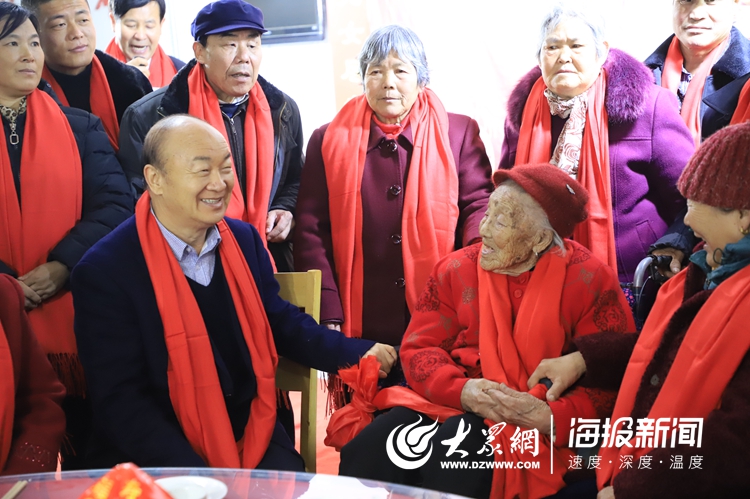 莒县岳家村全体村民给百岁老人过生日!还给子女万元现金奖励!