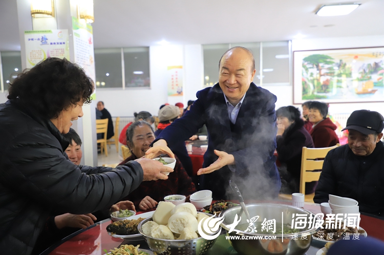 莒县岳家村全体村民给百岁老人过生日!还给子女万元现金奖励!