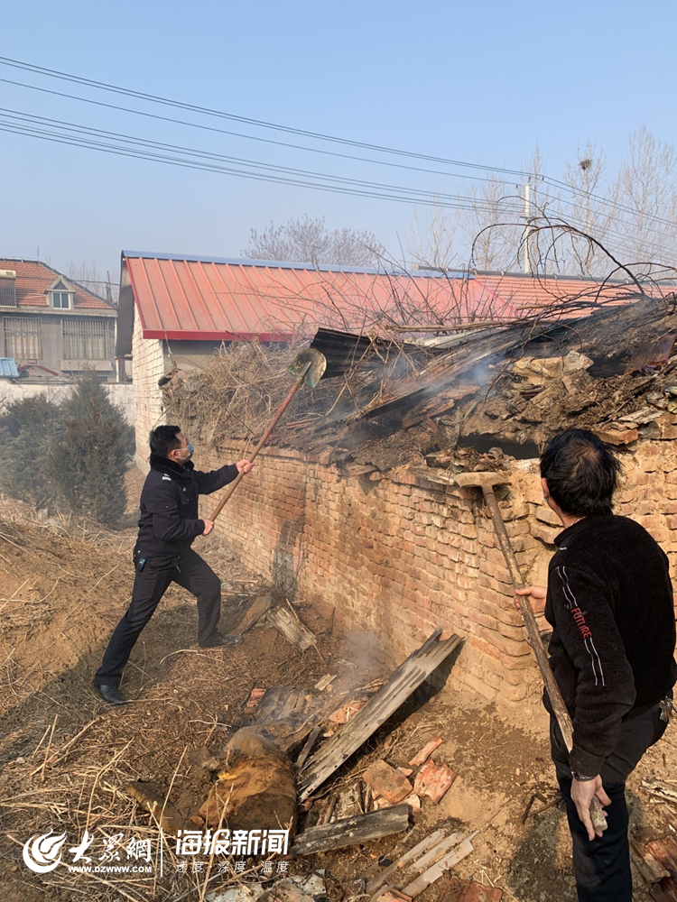 在巡查至莒县洛河镇徐家庄村时,发现路边一户人家屋顶冒出滚滚浓烟和