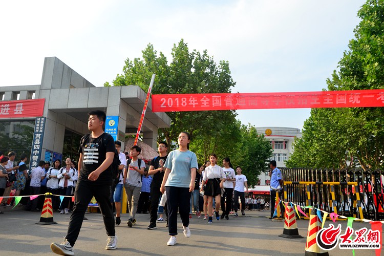 在莒县四中考场外记者发现,这里早已经聚集了众多来接孩子回家的家长